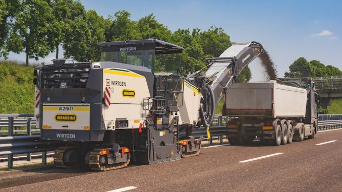 Wirtgen-Milling-Machine-dual-shift crane used for construction