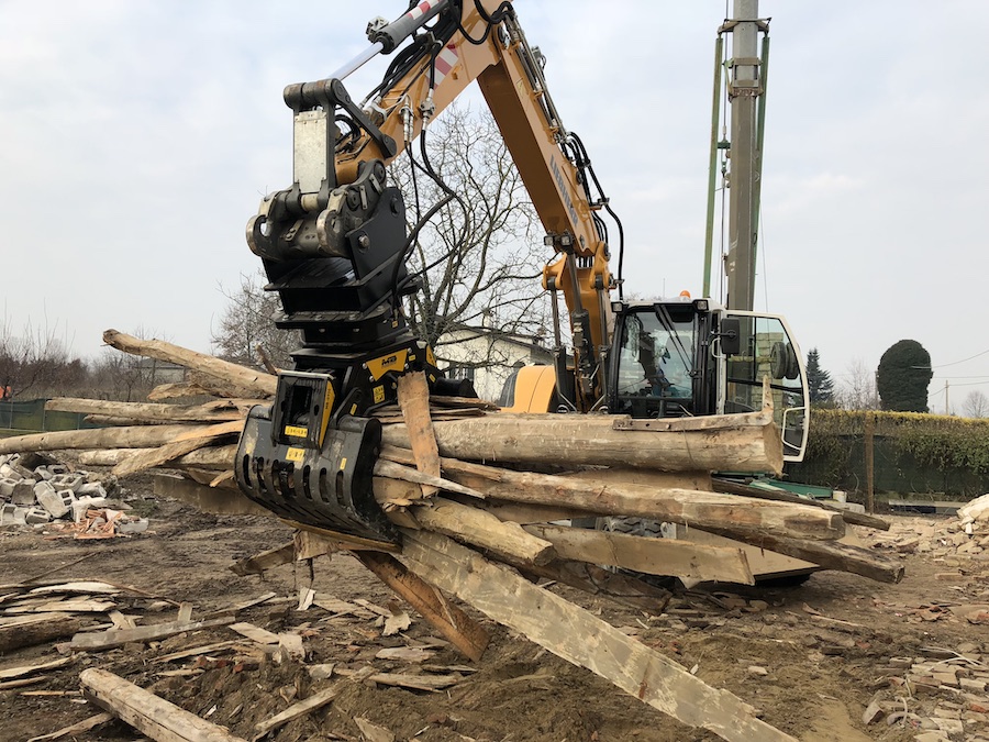 Selecting the Right Grapple for Your Excavator Equipment & Contracting