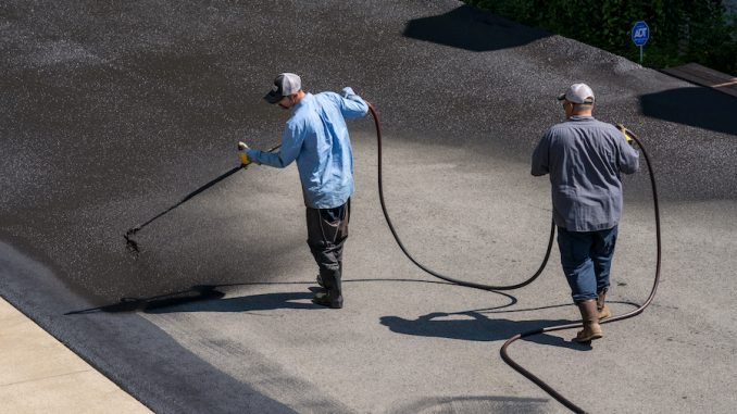 Morgantown,,West,Virginia,-,3,June,2019:,Workers,Applying,Blacktop