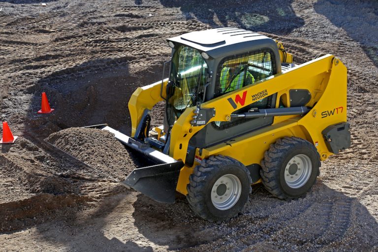 Key Differences Between a Skid Steer and Track Loader Equipment
