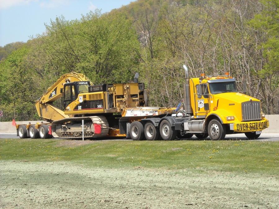 On the road and in the yard, similarity between trailers increases ease of use and operator comfort.