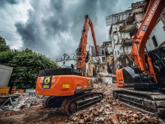 (1) The environmental division of BAUER Resources GmbH was tasked with the demolition of a 1950s residential building in the Lehel district of Munich