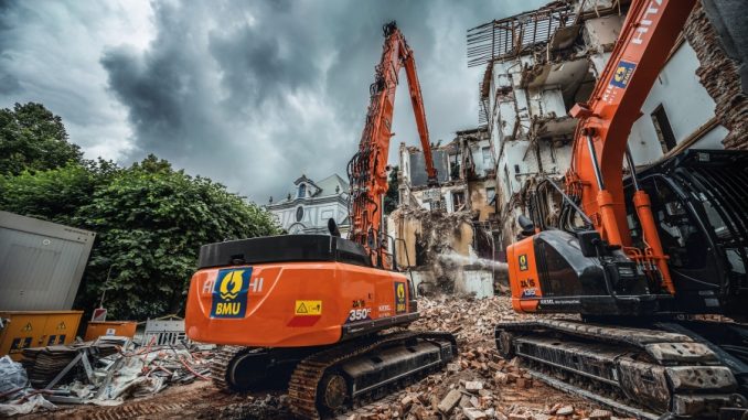 (1) The environmental division of BAUER Resources GmbH was tasked with the demolition of a 1950s residential building in the Lehel district of Munich