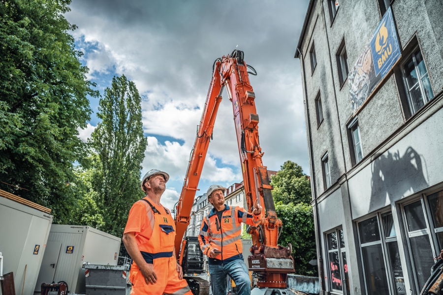 (2) Machine operator Heiko Gruschwitz (left) and senior foreman Erwin Resch.