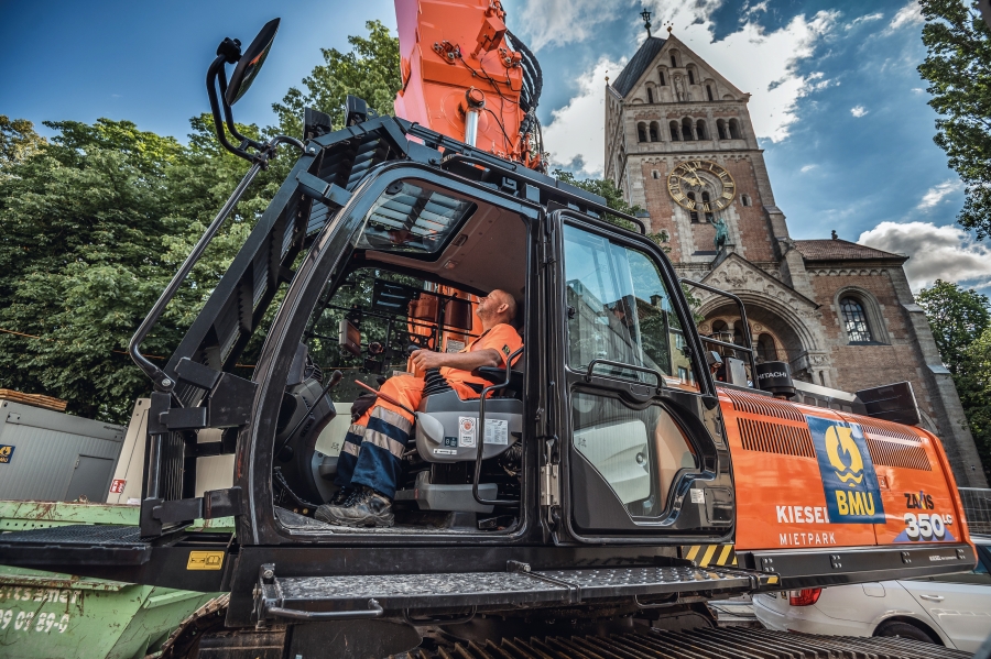 (3) A Longfront excavator weighing 44 t and with an arm length of 24 m was used. In total, around 3000 t of material were demolished and removed in the tightest of spaces.