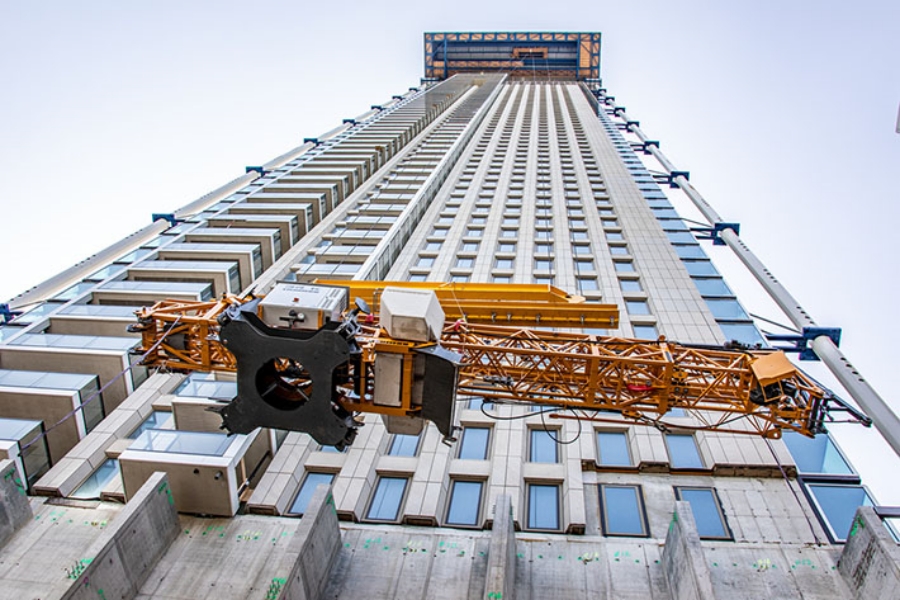 A gantry crane lifted the 34 K to a height of 190 metres for assembly at the top of a skyscraper. 