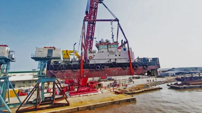 Mammoet's MTC 15 lifting the multicat at the LADOL quayside