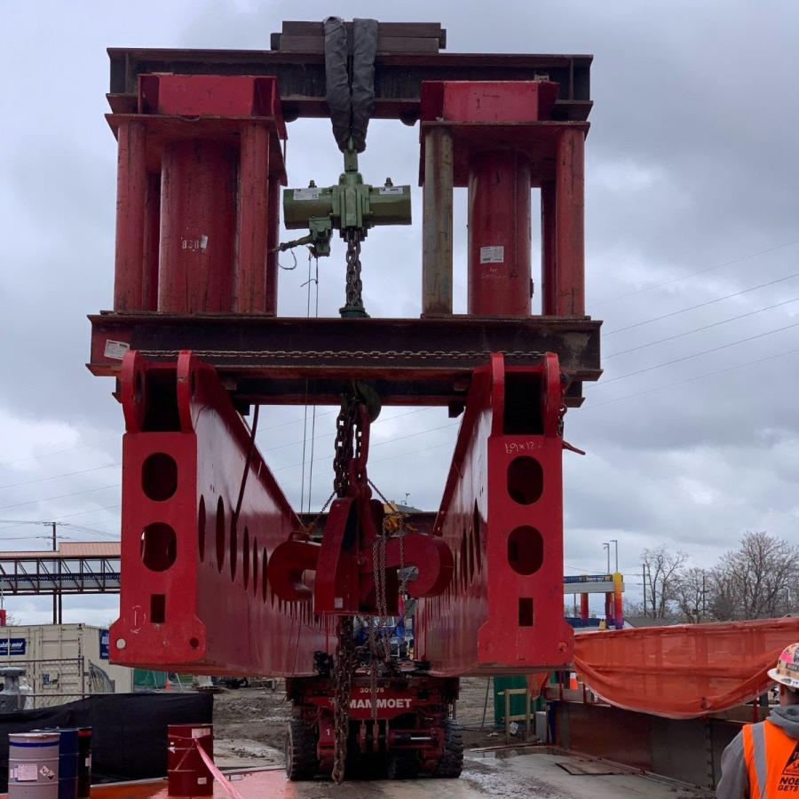 Mammoet’s cantilever system installing girder beneath I70.