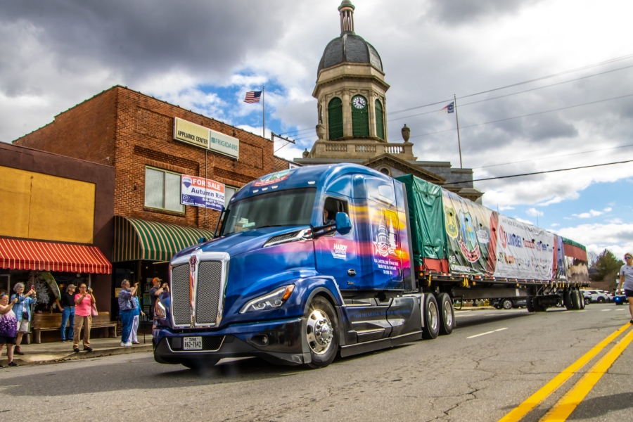 Hardy Brothers Trucking Drivers Deliver U.S. Capitol Christmas Tree in Kenworth T680 Next Gen
