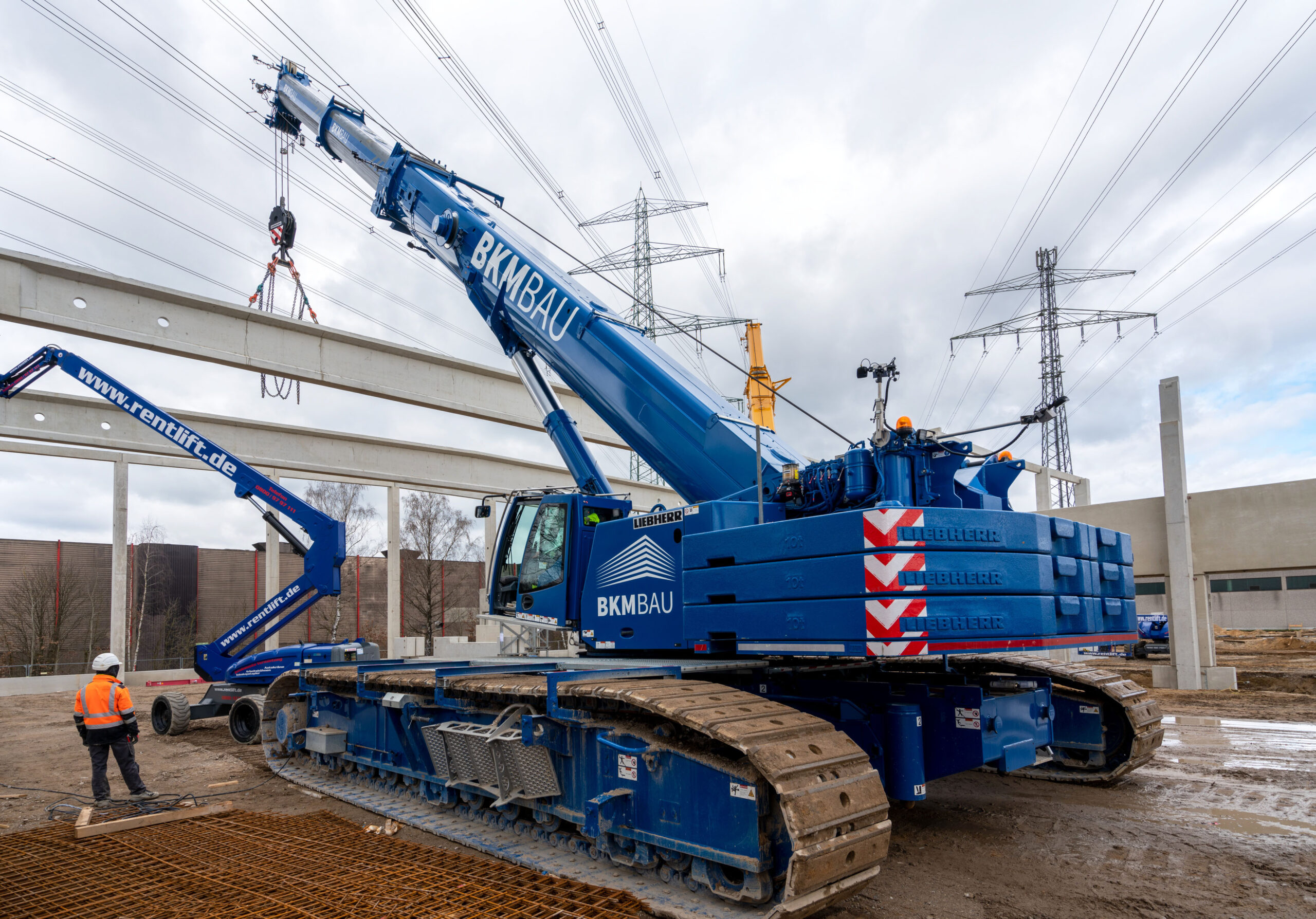 The mightiest beast: the Liebherr LTR 1220 offers the highest performance in the telescopic crawler crane segment worldwide.