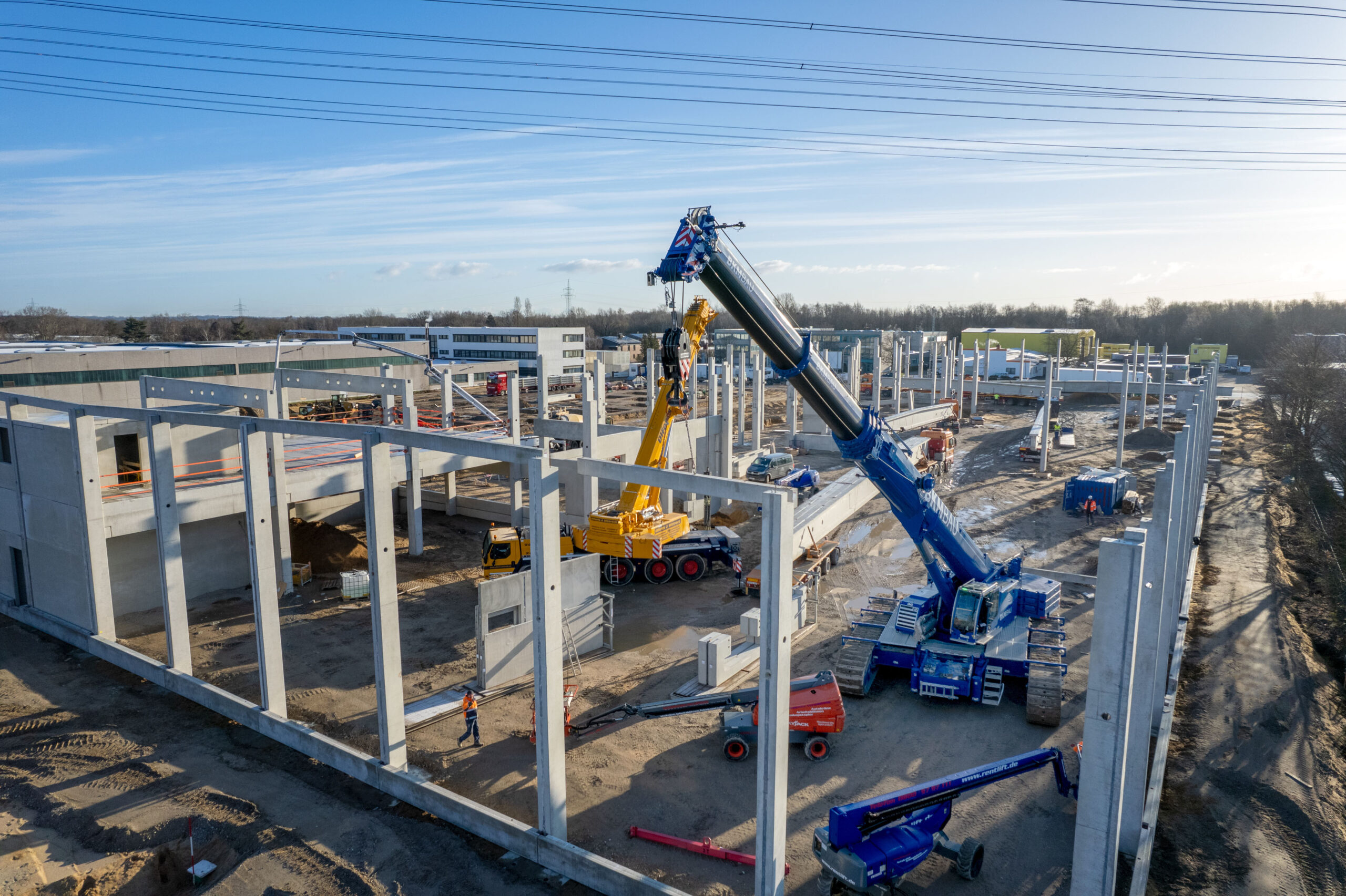 Powerful performance: the LTR 1220 installed 900 precast concrete elements on the construction site in Norderstedt, some of which had to be maneuvered only a short distance below two overhead power lines.
