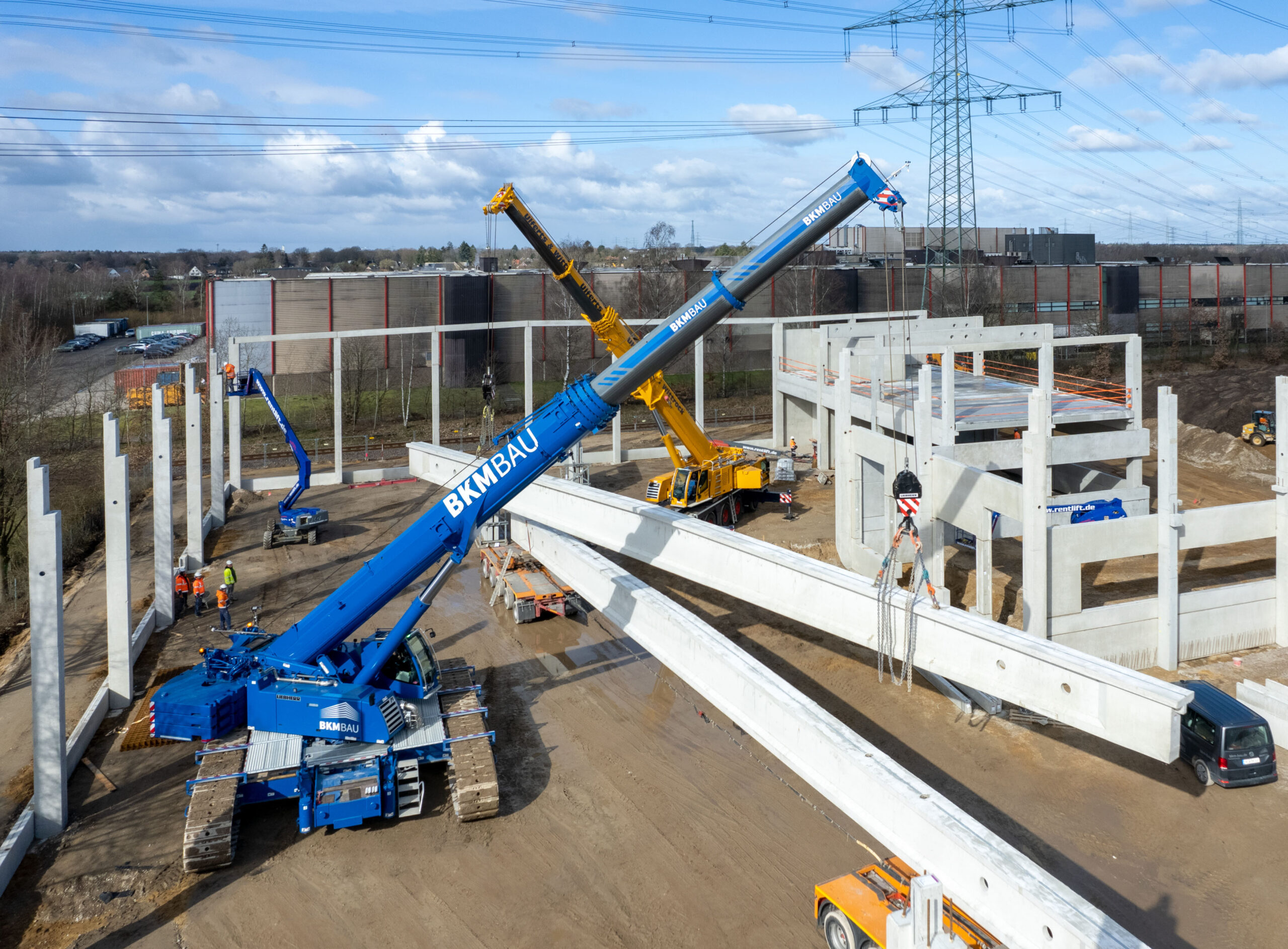 Clever solution: together with a LTM 1130-5.1 mobile crane operated by the heavy-duty and crane logistics company Ulferts & Wittrock, a 40-tonne ceiling truss is installed. The crawler crane was tasked with moving the load.